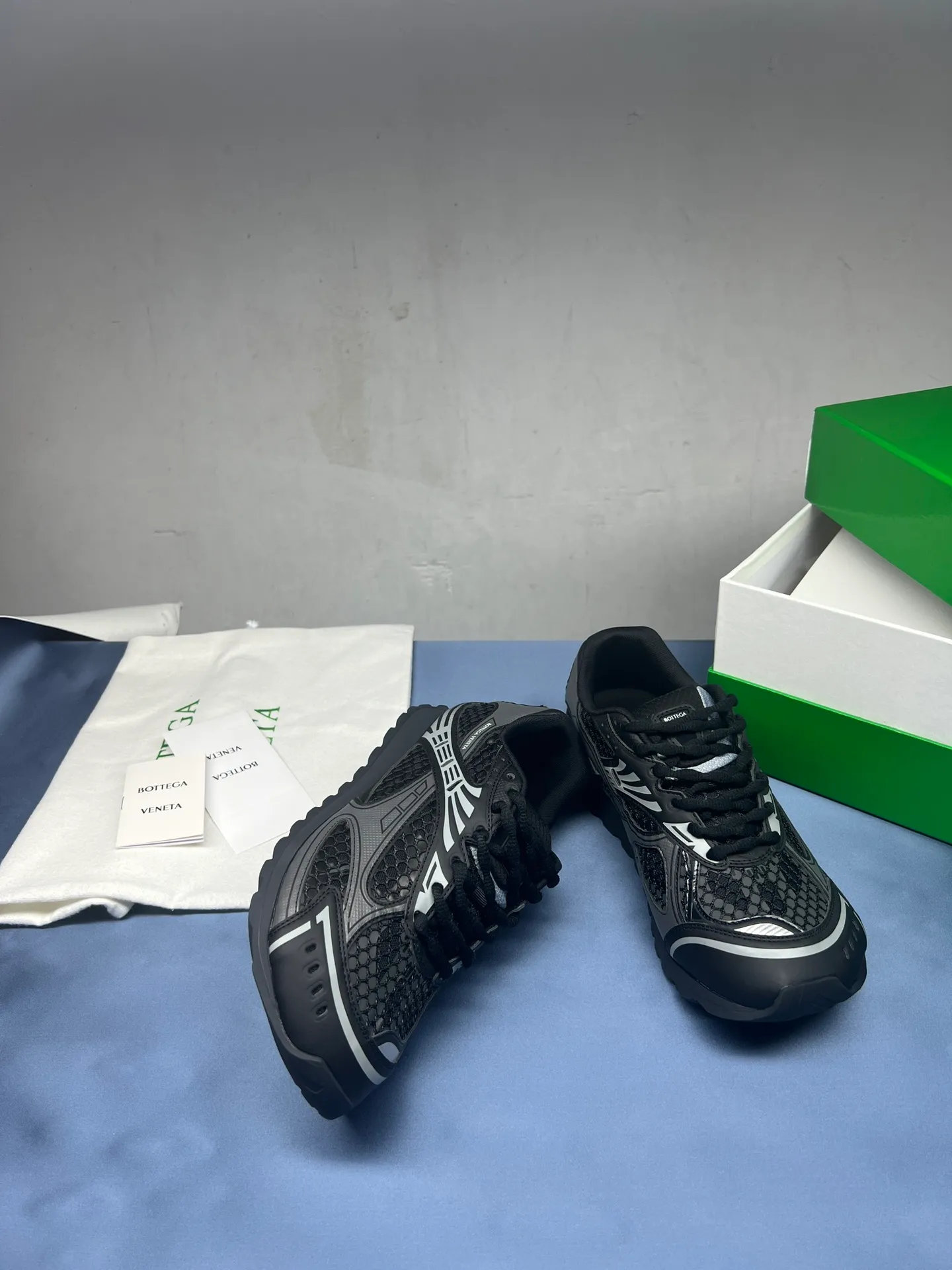 👟👟Ex-factory price 600👟👟 Men's size +10 Real photos 🔥🔥BV Orbit sneakers Wang Yibo's same style couple's dad shoes Runner sneakers, made of lightweight technical mesh fabric. Matched with geometric pattern designed rubber outsole, Wang Zha series high version. Look for the package technology. It is actually a lot taller, but the legs are still slim. Very nice, playable and durable. Matched to the standard💯 Package shoe technology. Look for the high version. The outsole is made of color-blocked TPU outsole. Women's model 35 36 37 38 39 40 41 42 (40 41 42 43 44 45 customized) (Customer logo can be accepted without refund or exchange at a favorable price) Equipped with original packaging